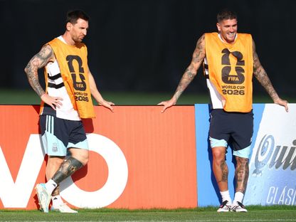 ليونيل ميسي ورودريغو دي بول خلال تدريب للأرجنتين في كأس العالم - 11 يوليو 2026 - Reuters