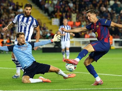 روبرت ليفاندوفسكي وأليخاندرو ريميرو في مباراة برشلونة وريال سوسيداد بالدوري الإسباني 28 سبتمبر 2025 - Reuters