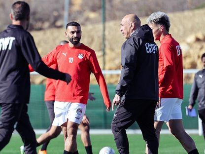 محمد صلاح لاعب منتخب مصر رفقة المدرب حسام حسن في حصة تدريبية - 25 ديسمبر 2025 - X/@EFA