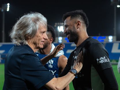 جورجي جيسوس مع الحارس محمد العويس لدى وداعه لاعبي الهلال - 4 مايو 2025 - X/@Alhilal_FC