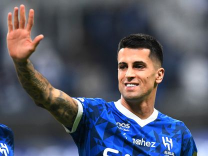 جواو كانسيلو لاعب الهلال يحيى الجمهور بعد الفوز على الرائد في الدوري السعودي - 7 ديسمبر 2024 - Reuters