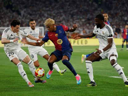 أنطونيو روديغر مدافع ريال مدريد الإسباني وزميله فران غارسيا يحاولان قطع الكرة من لاعب برشلونة لامين يامال - 26 إبريل 2026 - REUTERS
