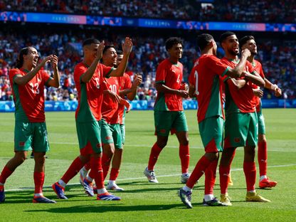 لاعبو المغرب يوجهون التحية للحماهير بعد الفوز (4-0) على أميركا في ربع نهائي أولمبياد باريس 2024 - 2 أغسطس 2024 - REUTERS