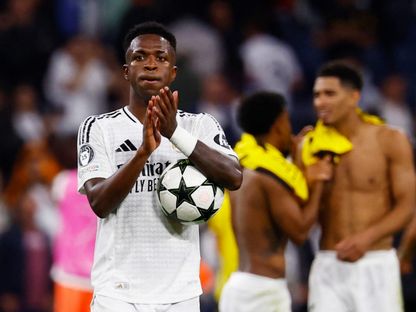 فينيسيوس جونيور لاعب ريال مدريد يحيي الجمهور بعد الفوز على بوروسيا دورتموند في دوري أبطال أوروبا - 22 أكتوبر 2024 - Reuters