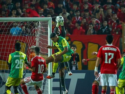 محمد الشناوي حارس الأهلي يتصدى لكرة خلال مواجهة شبيبة القبائل - 22 نوفمبر 2025 - FB/alahly