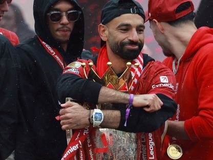 محمد صلاح يحتضن كأس الدوري الإنجليزي الممتاز خلال احتفالات ليفربول باللقب - 26 مايو 2025 - Reuters