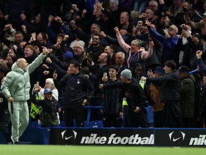 إنزو ماريسكي مدرب تشيلسي يحتفل مع مشجعيه بهدف الفوز على ليفربول - 4 أكتوبر 2025 - Reuters