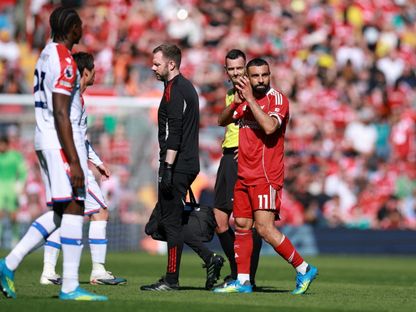 محمد صلاح يودع جمهور ليفربول بعد استبداله للإصابة أمام كريستال بالاس - 25 أبريل 2026 - Reuters