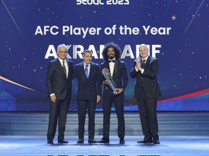 أكرم عفيف لحظة تسلمه جائزة أفضل لاعب داخل آسيا - 29 أكتوبر 2024 - x/https:/theafcdotcom