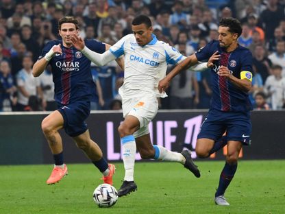 صراع على الكرة بين مهاجم مارسيليا غريينوود ومدافع باريس سان جيرمان ماركينيوس في الدوري الفرنسي - 23 سبتمبر 2025 - Reuters