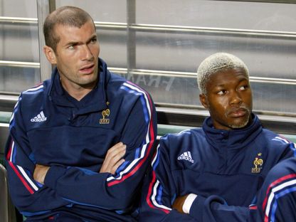جبريل سيسي وزين الدين زيدان مع المنتخب الفرنسي قبل كأس العالم 2002 - reuters