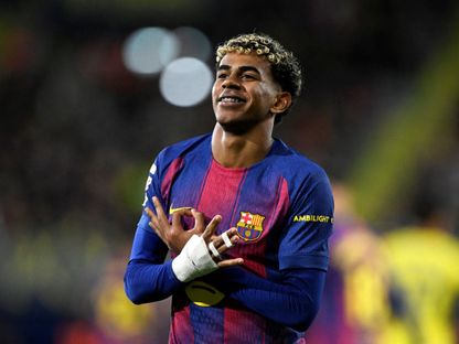لامين يامال نجم برشلونة يحتفل بتسجيل هدف في مرمى  فياريال بالدوري الإسباني - 21 ديسمبر 2025 - Reuters