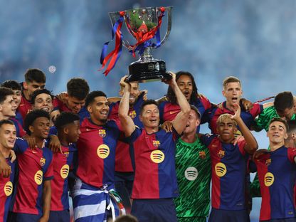 روبرت ليفاندوفسكي يرفع كأس الدوري الإسباني بعد مباراة بين برشلونة وفياريال - 18 مايو 2025 - Reuters