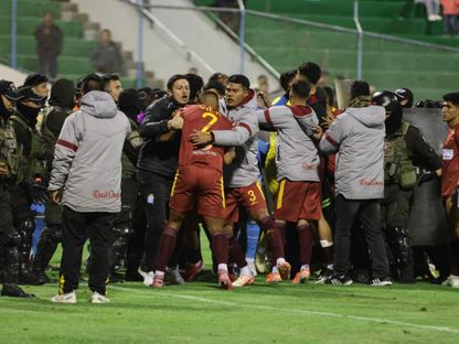 شجار خلال مباراة  ريال أورورو وبلومينغ في إياب ربع نهائي كأس بوليفيا - 27 نوفمبر 2025 - X/@Sports_360Bol