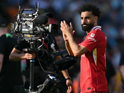 محمد صلاح يصفق لجمهور ليفربول بعد مباراة ضد ولفرهامبتون - 19 مايو 2024 - AFP
