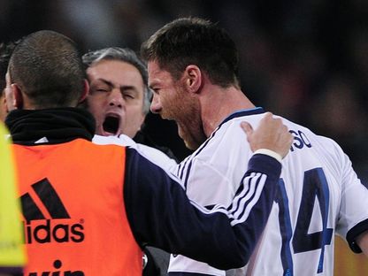 لاعب الوسط الإسباني تشابي ألونسو خلال فترة مورينيو في تدريب ريال مدريد 2010-2013 - Reuters