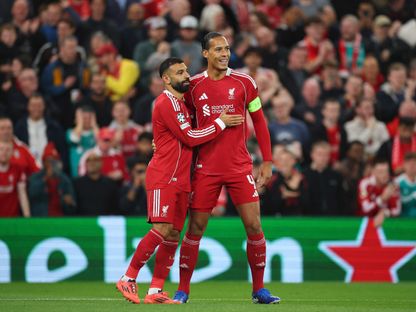 محمد صلاح يحتفل مع فيرجيل فان دايك بتسجيله هدفاً لليفربول في مرمى أتلتيكو مدريد بدوري أبطال أوروبا - 17 سبتمبر 2025 - Action Images via Reuters
