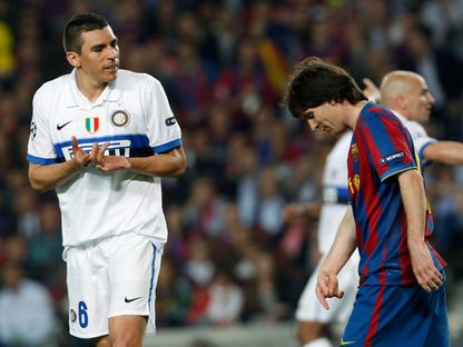 لوسيو مدافع إنتر ميلان في مواجهة ليونيل ميسي نجم برشلونة في إياب نصف نهائي دوري أبطال أوروبا 2010 - 28 أبريل 2010 - Reuters
