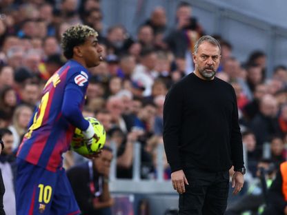 هانزي فليك مدرب برشلونة ولاعبه لامين يامال خلال مواجهة ألافيس - 29 نوفمبر 2025 - Reuters