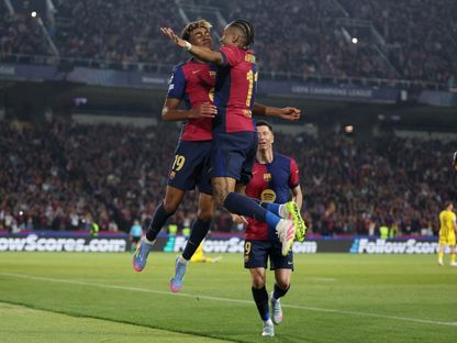 ثلاثي هجوم برشلونة رافينيا ولامين يامال وروبرت ليفاندوفسكي يحتفل بأحد الأهداف في دورتموند - 9 أبريل 2025 - Reuters