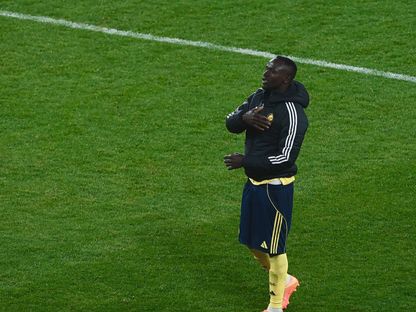 ساديو ماني يحيّي جمهور النصر بعد الفوز على التعاون بالدوري السعودي - 26 يناير 2026 - X/@AlNassrFC