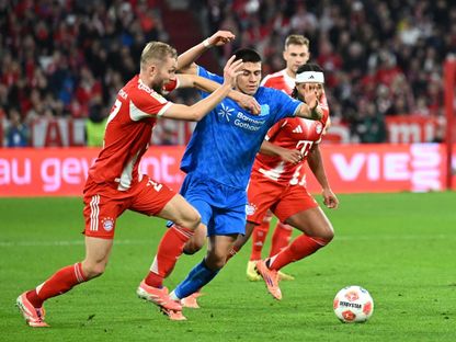 كونراد لايمر لاعب بايرن ميونيخ في صراع على الكرة مع أحد لاعبي ليفركوزن في مواجهة الفريقين في الدوري الألماني - 1 نوفمبر 2026 - Reuters