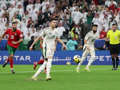 عبد الله الحمدان أثناء تنفيذ ركلة جزاء في مباراة المغرب والسعودية بكأس العرب - 8 ديسمبر 2025 - Reuters