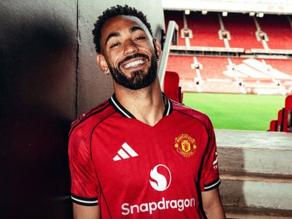 ماتياس كونيا يكمل انتقاله إلى مانشستر يونايتد - 12 يونيو 2025 - X@ManUtd