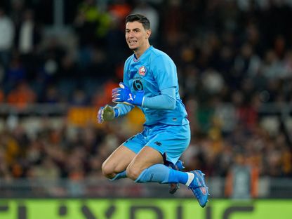 بيرك أوزير حارس ليل الفرنسي خلال مواجهة روما بالدوري الأوروبي - 2 أكتوبر 2025 - Reuters