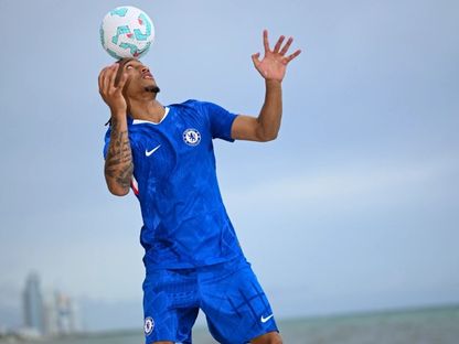 جواو بيدرو يداعب الكرة على شواطئ ميامي خلال جلسة تصوير بعد انضمامه إلى تشيلسي الإنجليزي - 2 يوليو 2025 - chelseafc.com/