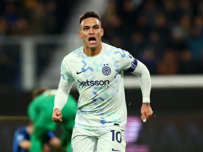 لاوتارو مارتينيز مهاجم إنتر ميلان يحتفل بهدفه في مرمى أتالانتا في الدوري الإيطالي - 28 ديسمبر 2025 - Reuters