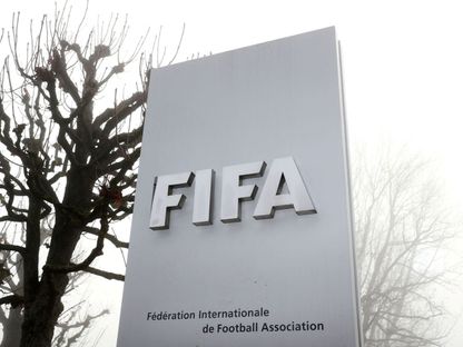 شعار الاتحاد الدولي لكرة القدم (فيفا) أمام مقره في زيوريخ - 18 نوفمبر 2020 - REUTERS