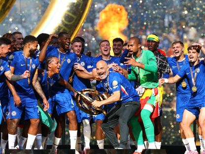 إنزو ماريسكا مدرب تشيلسي، يحتفل مع لاعبيه بلقب كأس العالم للأندية - 13 يوليو 2025 - Reuters