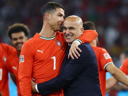 مدرب البرتغال روبرتو مارتينيز يحتفل مع كريستيانو رونالدو بعد الفوز على إسبانيا في نهائي دوري الأمم الأوروبية - 8 يونيو 2025 - Reuters