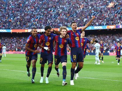 لاعبو برشلونة يحتفلون بالهدف الأول للاعب الفريق أنتوني غوردون ضد خيتافي في الدوري الإسباني - 10 أكتوبر 2026 - Reuters