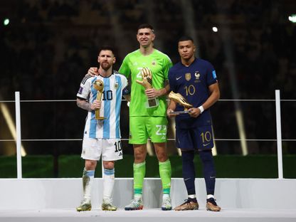 كيليان مبابي مهاجم فرنسا وليونيل ميسي نجم الأرجنتين وزميله الحارس إميليانو مارتينيز أثناء تسلم الجوائز الفردية بكأس العالم 2022 - 18 ديسمبر 2022 - Reuters
