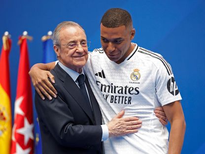 رئيس ريال مدريد فلورنتينو بيريز وكيليان مبابي خلال تقديمه في ملعب "سانتياغو برنابيو" - 16 يوليو 2024 - Reuters