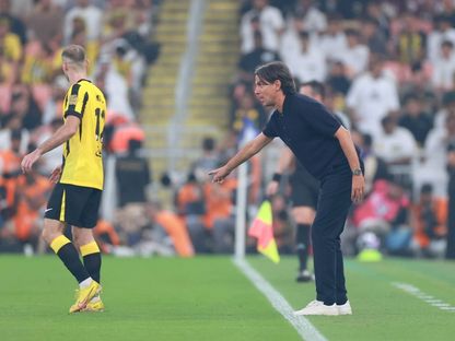 سيموني إنزاغي مدرب الهلال يوجه النصائح للاعبيه خلال مواجهة الاتحاد بكلاسيكو الدوري السعودي - 24 أكتوبر 2025 - X/@aawsat_spt