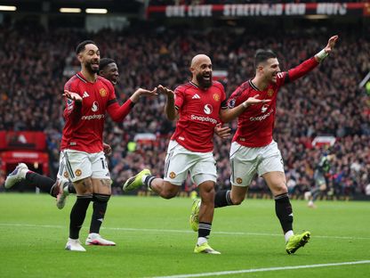 برايان مبيومو مهاجم مانشستر يونايتد يحتفل بهدفه في مرمى توتنهام هوتسبير في الدوري الإنجليزي - 7 فبراير 2026 - Reuters