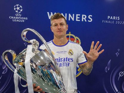 الألماني توني كروس لاعب وسط ريال مدريد يحمل كأس دوري أبطال أوروبا الخامسة في مسيرته والرابعة مع ريال مدريد  - 21 مايو 2024 - X/@FranceRMCF