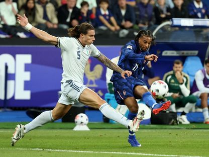 مايكل أوليس وريكاردو كالافيوري خلال مباراة فرنسا وإيطاليا بدوري الأمم الأوروبية - 2 أكتوبر 2026 - Reuters