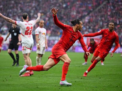 ليروي ساني مهاجم بايرن يحتفل بهدفه في مرمى لايبزيغ في الدوري الألماني - 3 مايو 2025 - Reuters