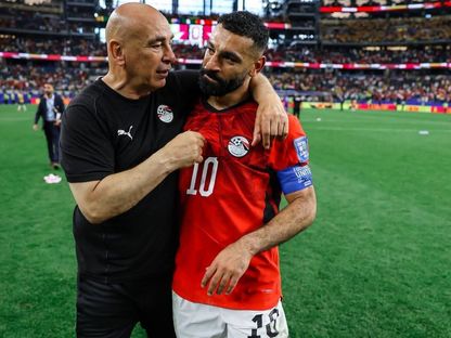 محمد صلاح ومدرب مصر حسام حسن يحتفلان بالفوز على أستراليا والتأهل لدور 16 بكأس العالم - 4 يوليو 2026 - X@EFA