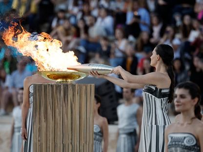 الممثلة اليونانية ماري مينا تحمل الشعلة الأولمبية خلال حفل تسليمها إلى باريس - 26 أبريل 2024 - Reuters