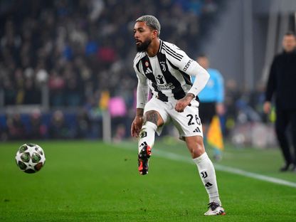 دوغلاس لويز لاعب يوفنتوس خلال مواجهة أيندهوفن في دوري أبطال أوروبا - 11 فبراير 2025 - Reuters