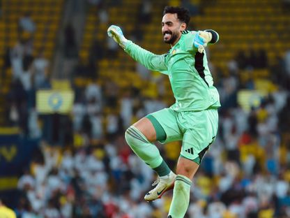 تجدد إصابة نواف العقيدي حارس السعودية يربك الحسابات قبل كأس العالم