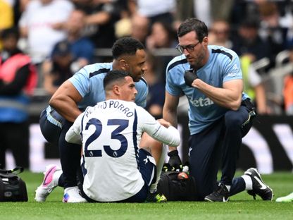 بيدرو بورو يتعرض لإصابة خلال مباراة توتنهام وأستون فيلا بالدوري الإنجليزي الممتاز - 19 سبتمبر 2026 - Reuters