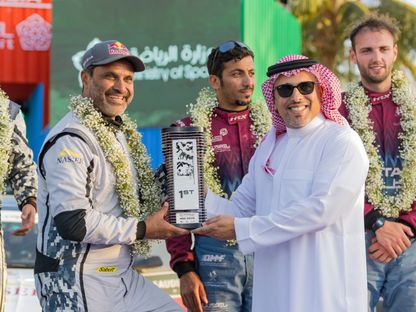 الأمير خالد بن سلطان العبد الله الفيصل يمنح البطل القطري ناصر العطية لقب رالي السعودية - 3 مايو 2025 - الشرق