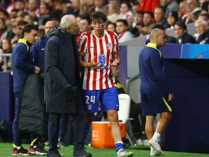 روبن لو نورماند مدافع أتلتيكو مدريد يخرج مصاباً في المباراة أمام سانت جيلواز بدوري أبطال أوروبا - 5 نوفمبر 2025 - REUTERS