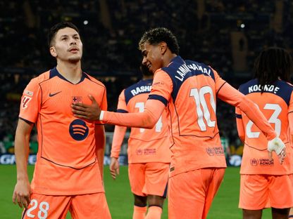 لامين يامال يحتفل مع روني بردغجي بعد هدفه مع برشلونة أمام ريال بيتيس في الدوري الإسباني - 6 ديسمبر 2025 - Reuters